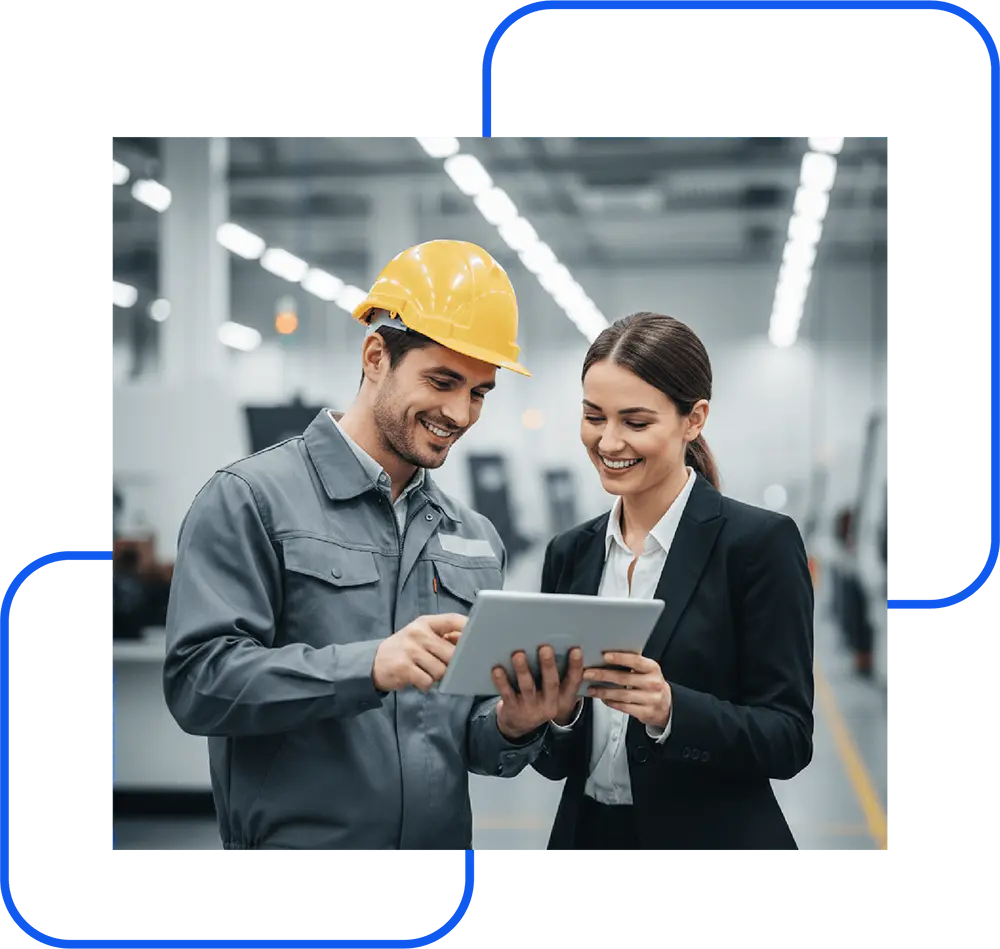 Gerente y operario de planta utilizando Factory ERP en una tablet para el control estratégico de la producción y la integración de áreas